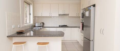 Frigorifero, microonde, forno, piano cottura