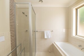 Dusche, Haartrockner, Handtücher, Shampoo