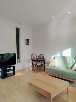Smart TV, stereo - Luxury Apartment in London, Richmond Kew with Free Underground Parking  (Richmond)