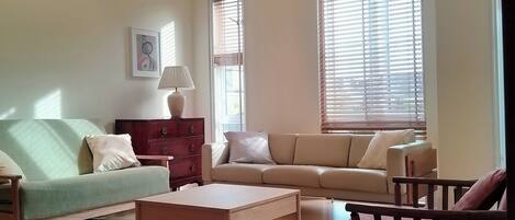 Una Smart TV, un reproductor estéreo