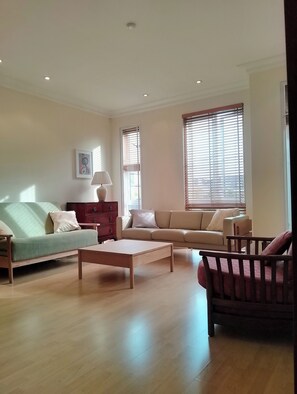 Smart TV, stereo - Luxury Apartment in London, Richmond Kew with Free Underground Parking  (Richmond)