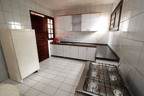 Geladeira, fogão, cooktop, cafeteira/chaleira