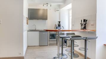 Réfrigérateur, micro-ondes, four, lave-vaisselle