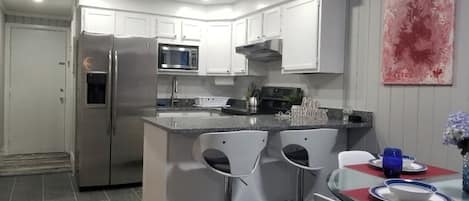 Réfrigérateur, micro-ondes, four, plaque de cuisson