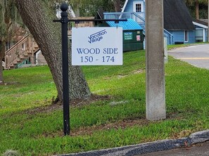 Señal de Vacation Village Wood Side que muestra los números de unidad 150 a 174.