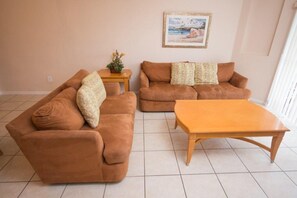 Apartment, Mehrere Betten (Maria's Regal Palms Resort Townhouse) | Wohnzimmer