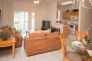 Apartamento, varias camas (Maria's Regal Palms Resort Townhouse) | Sala de estar
