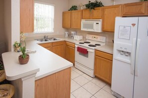 Apartment, Multiple Beds (Maria's Regal Palms Resort Townhouse) | Private kitchen