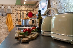 Een koelkast, een oven, een kookplaat, een vaatwasser
