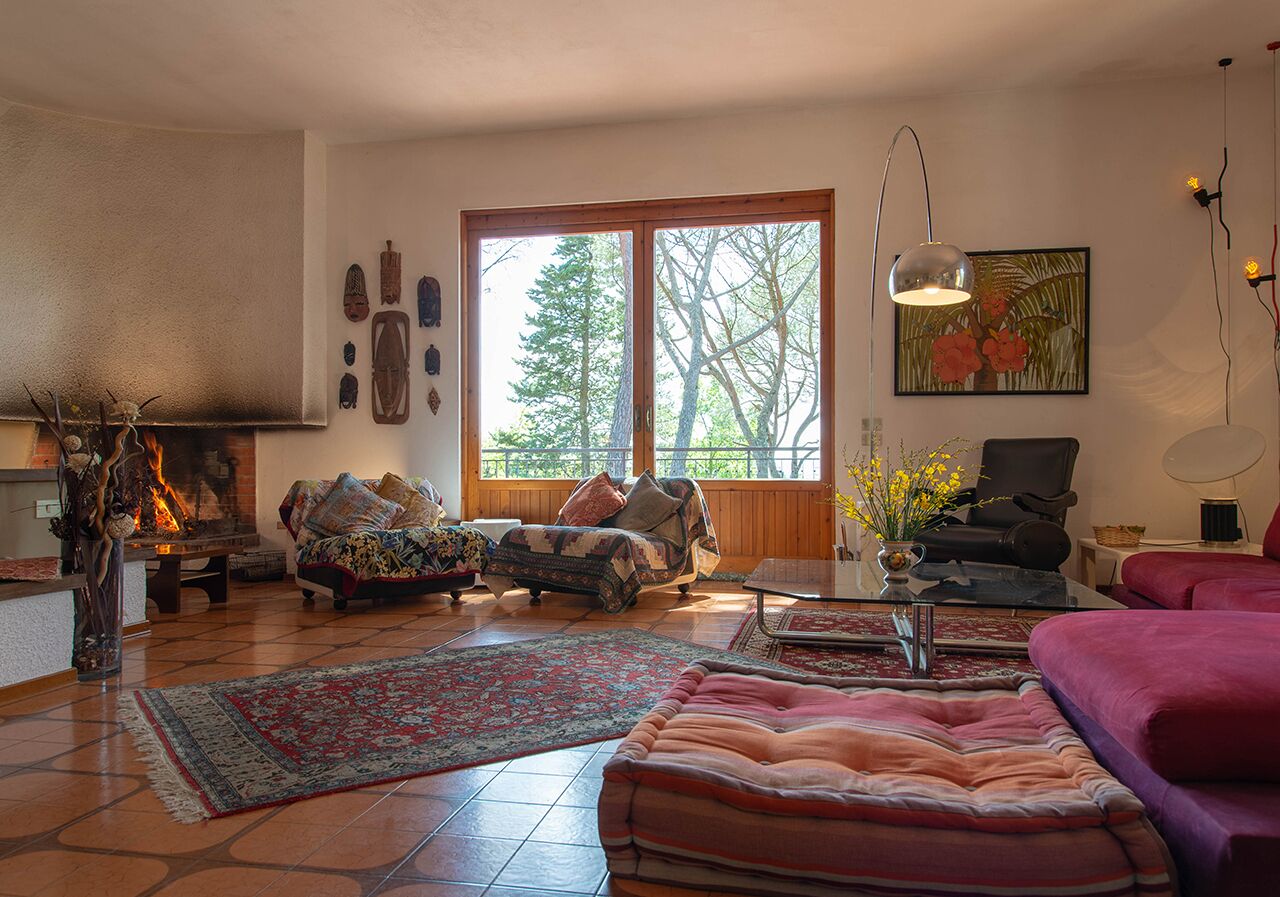 Fernseher, Kamin, Tischtennisplatte