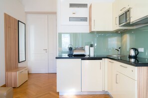 Kjøleskap, mikrobølgeovn, ovn og oppvaskmaskin