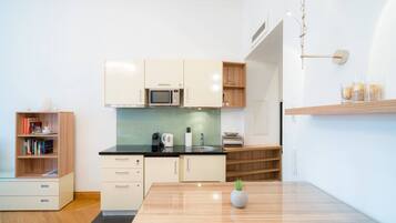 Een koelkast, een magnetron, een oven, een koffiezetapparaat/waterkoker