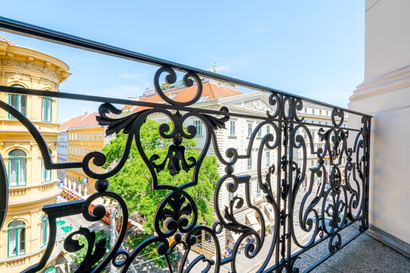 Property grounds - Vienna Residence, City Hall - Parliament #6417 (Vienna)