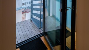 Een modern interieur met een glazen deur die leidt naar een balkon.