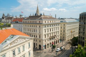 A historic building with classical architecture, a central courtyard, and a street with modern buildings. - Vienna Residence, City Hall - Parliament #6420 (Vienna)