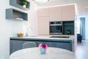 Kühlschrank, Mikrowelle, Ofen, Geschirrspüler
