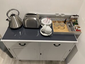 公寓, 1 张大床 | 私人厨房 | 冰箱、微波炉、电热水壶、烤面包机