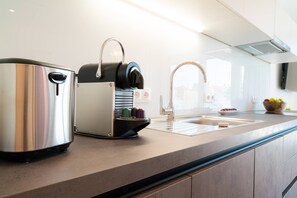 Een koelkast, een magnetron, een oven, een vaatwasser