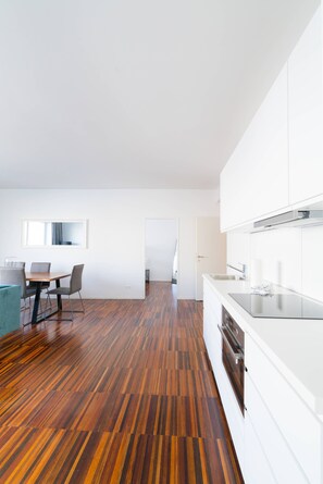 Kühlschrank, Mikrowelle, Ofen, Geschirrspüler