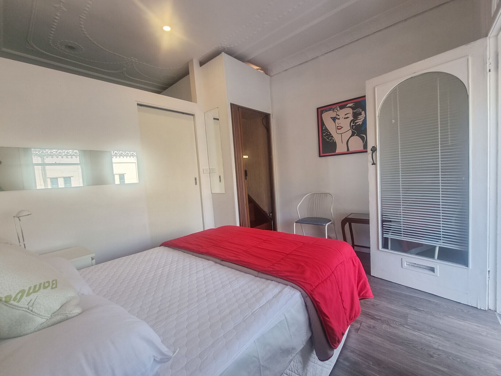 Vibrant Waverley Unit With Balcony