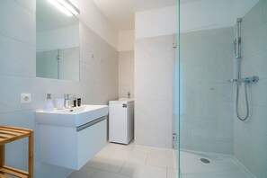 Dusche, Haartrockner, Handtücher