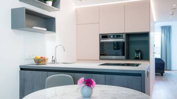 Wasserkocher mit Kaffee-/Teezubehör, Kühlschrank, Mikrowelle, Ofen