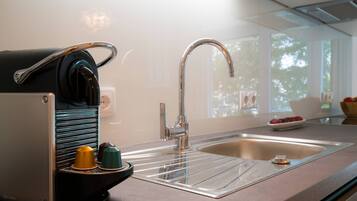 Jääkaappi, mikroaaltouuni, uuni, astianpesukone