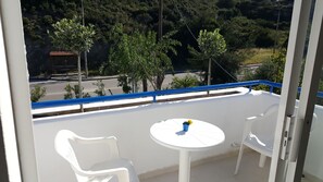 Eenvoudige kamer, 1 twee- of 2 eenpersoonsbedden | Uitzicht vanaf balkon