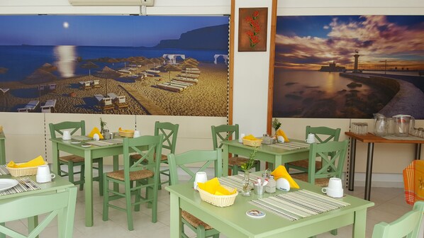 Desayuno buffet (EUR 10 por persona) 