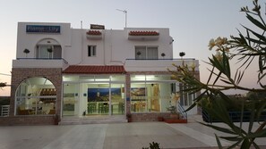 Vista frontal de la propiedad