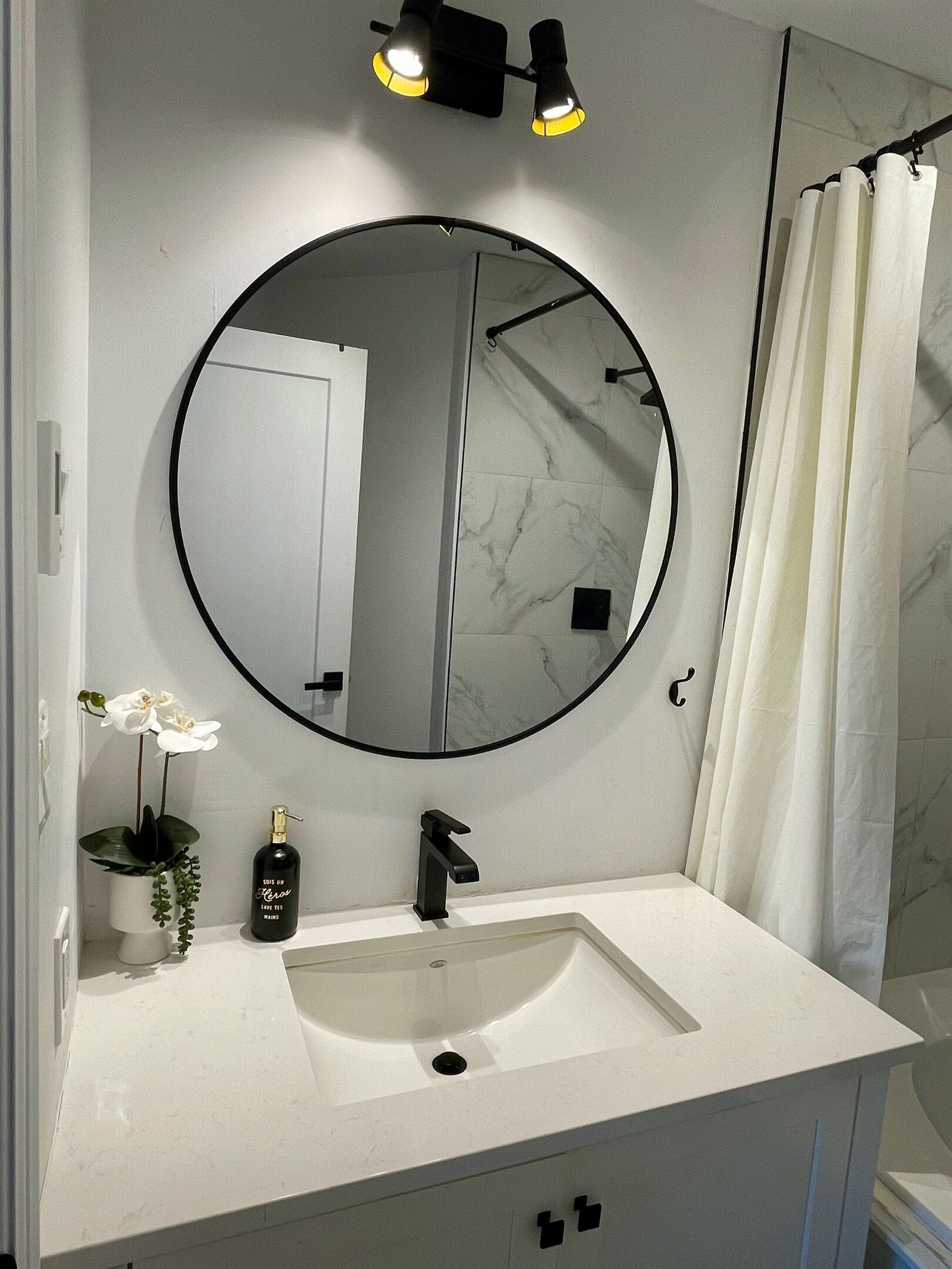 Tina con regadera, amenidades de baño gratuitas, toallas 