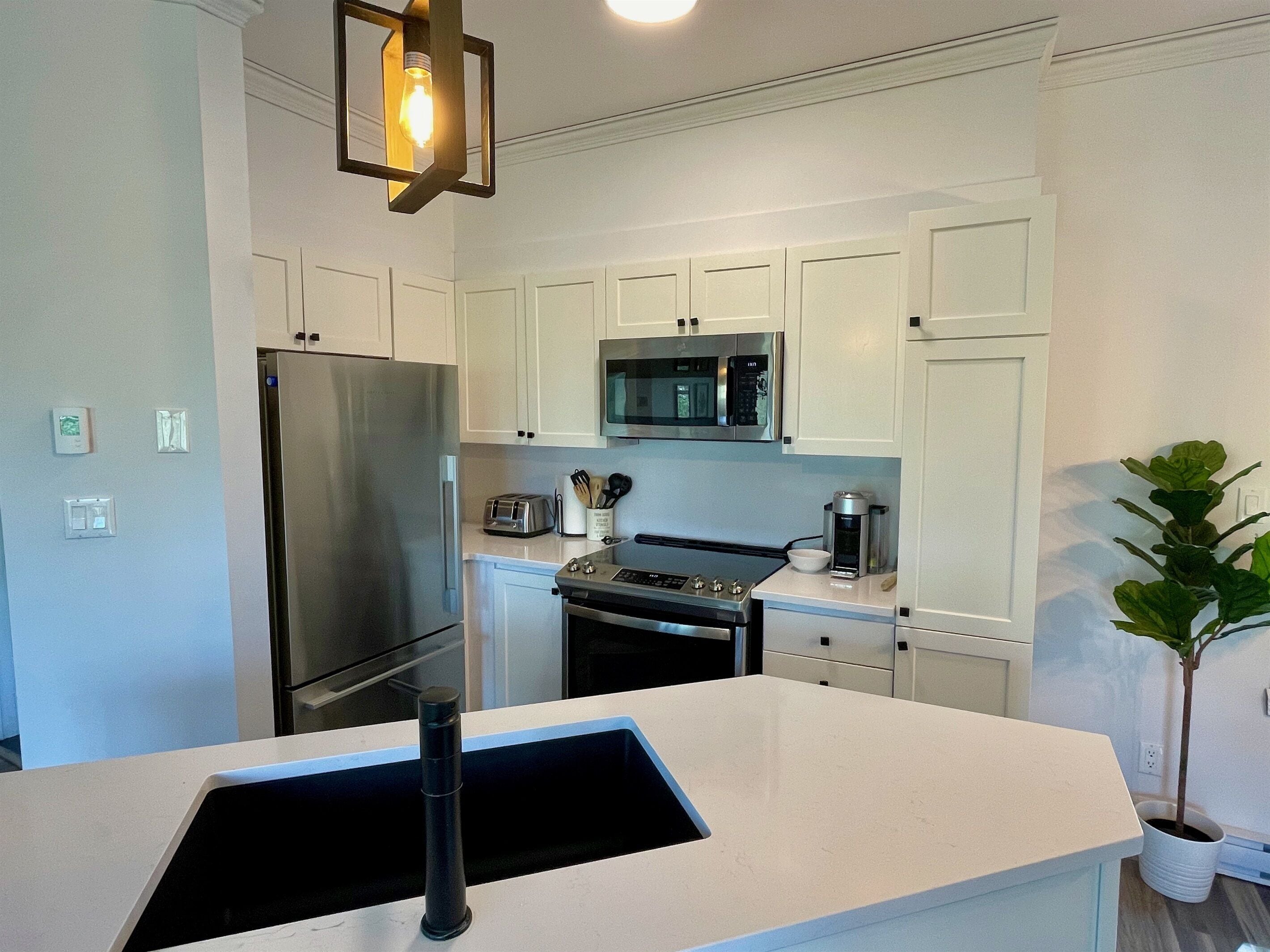 Geladeira, micro-ondas, fogão, cooktop