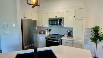 Geladeira, micro-ondas, fogão, cooktop