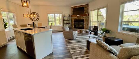 Fernseher, Kamin, Tischfußball