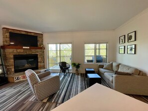 电视、壁炉、桌上足球