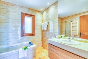Bathtub, towels - Modern house with pool Villa Flores in Mallorca (Crestatx)