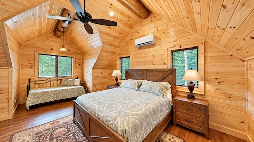 Grand Peaks Lodge, Luxury Log Home, Views, Hot Tub, Sauna, EV Charger, 3D Tour