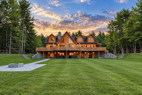 Grand Peaks Lodge, Luxury Log Home, Views, Hot Tub, Sauna, EV Charger, 3D Tour
