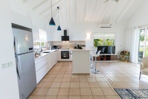 Fridge, microwave, oven, stovetop - Blue Sailing (3 bedrooms) - Stunning villa with ocean view, Happy Bay, St. Martin (Cupecoy)