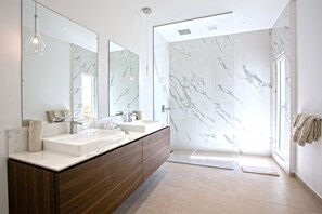 Dusche, Haartrockner, Handtücher, Seife