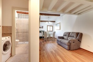 Interior - The Countess of Venice (Venezia)