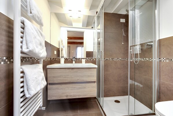Dusche, kostenlose Toilettenartikel, Haartrockner, Bidet