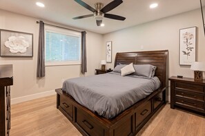 5 chambres, fer et planche à repasser, lit de bébé portatif