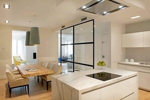 Interior - Jacinto Benavente - Chromotherapy Shower (Madrid)