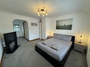 3 عدّة غرف نوم وواي فاي وملاءات أسرّة