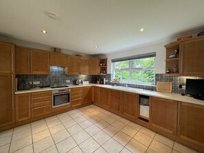 Fridge, microwave, oven, stovetop - The Meadows St Teath, 4 bed sleeps 7 (Saint Teath)
