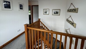 A staircase with wooden railings leading to a landing. - The Meadows St Teath, 4 bed sleeps 7 (Saint Teath)