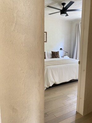 2 quartos, cofres nos quartos, ferros/tábuas de passar roupa