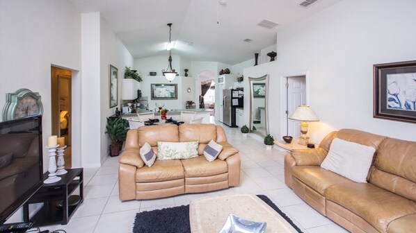 Living room - Cristine's Seasons Vacation Home (Kissimmee)