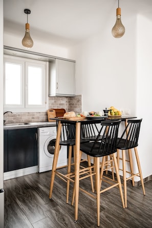 Full-sized fridge, oven, stovetop, coffee/tea maker